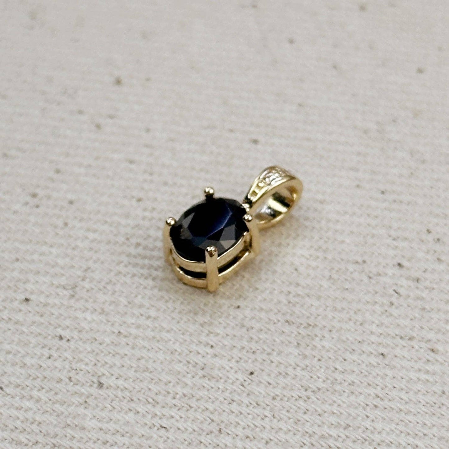 Breloque ovale en zircone cubique noire remplie d'or 18 carats