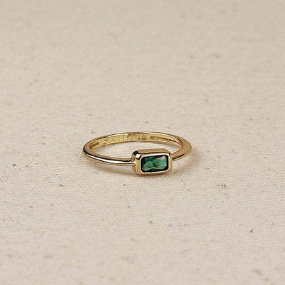 Bague solitaire rectangulaire avec zircon cubique noir
