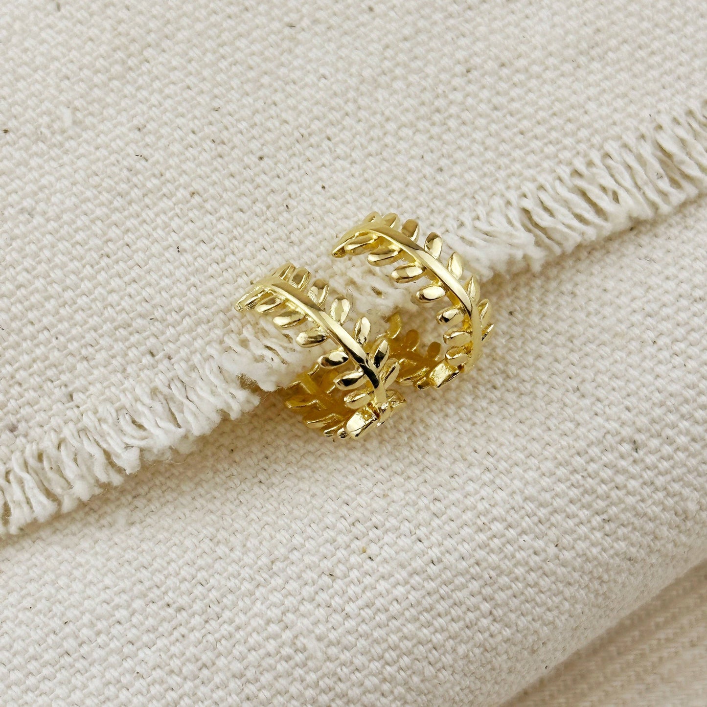 Boucles d'oreilles à motif de feuilles fourrées en or 18 carats