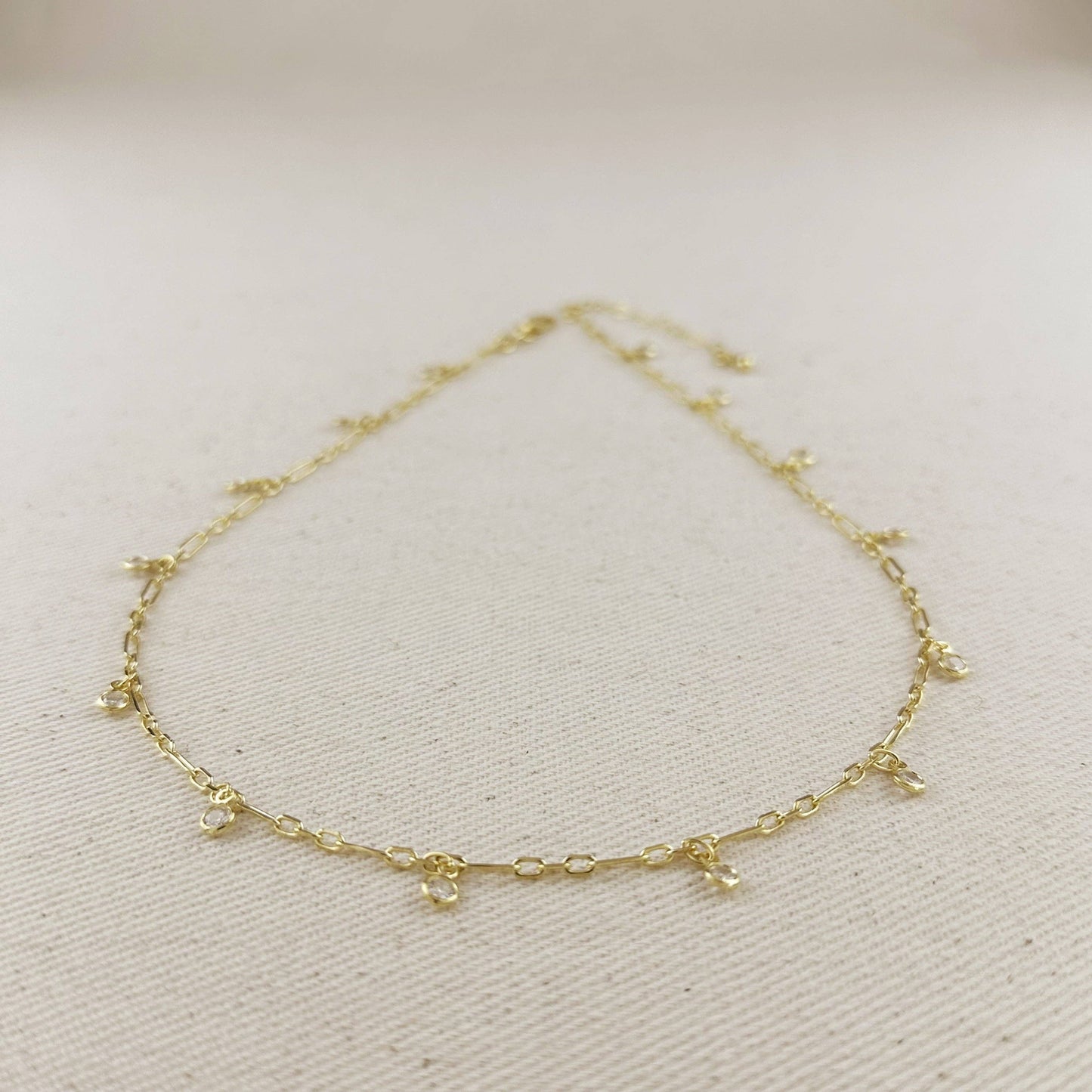 Collier chaîne trombone en or rempli 18K avec pendentifs en zirconium cubique sertis.