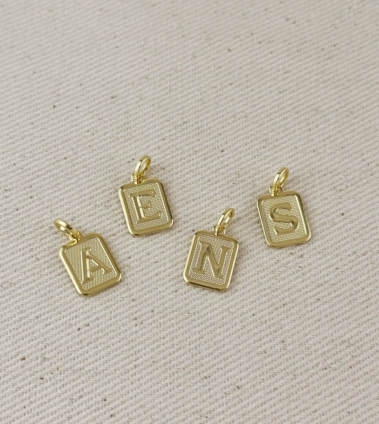 Pendentif plaque initiale texturé