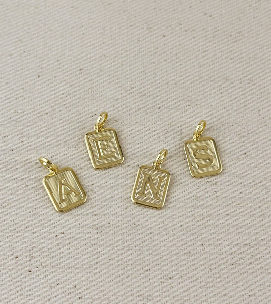 Pendentif plaque initiale texturé
