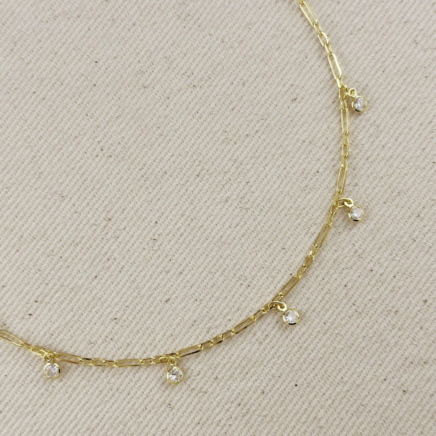 Collier chaîne trombone en or rempli 18K avec pendentifs en zirconium cubique sertis.