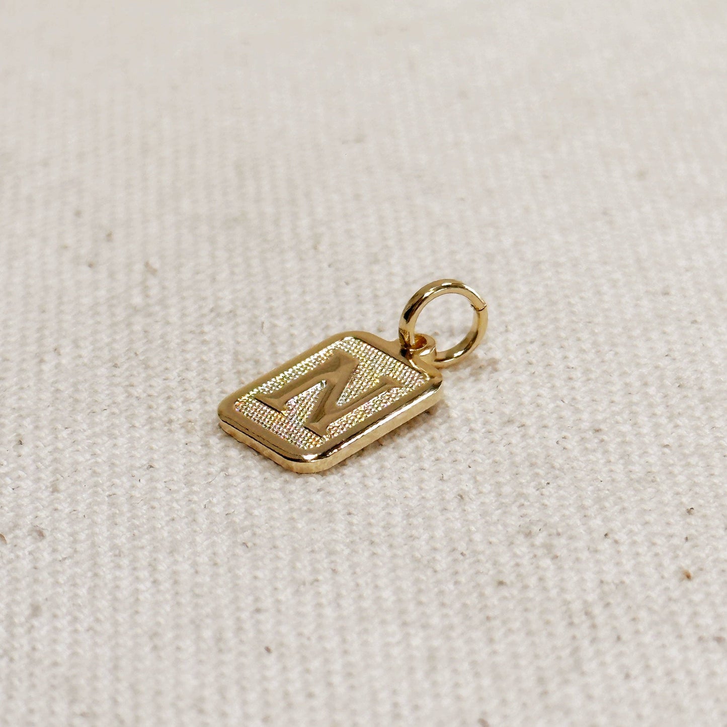 Pendentif plaque initiale texturé