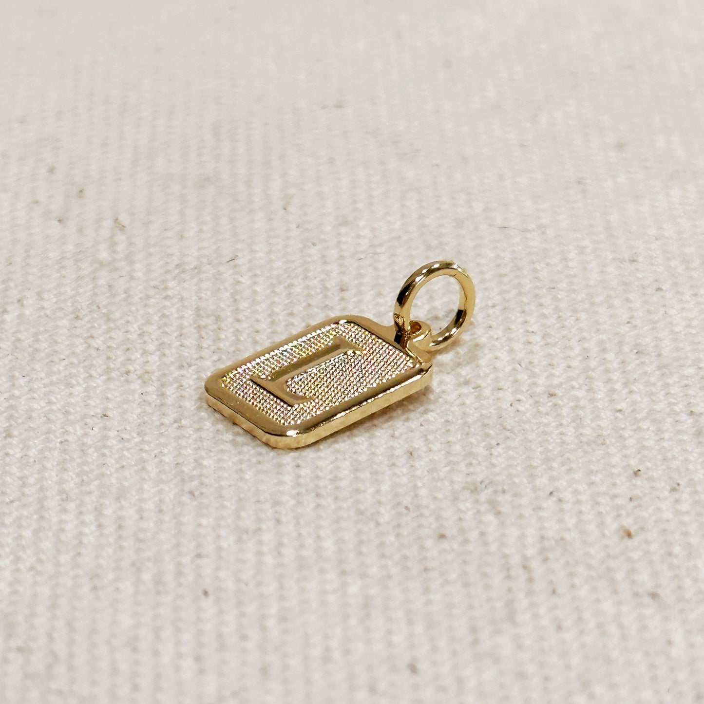 Pendentif plaque initiale texturé