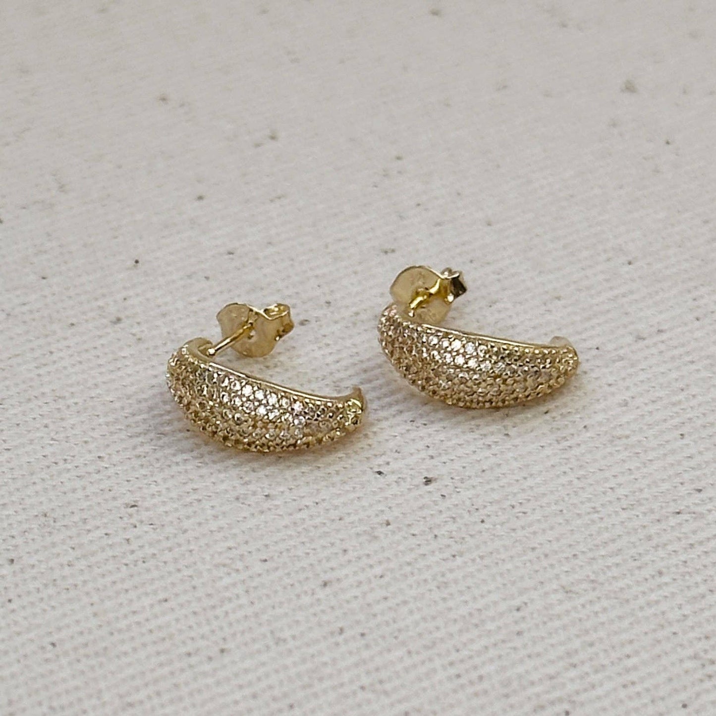 Boucles d'oreilles incurvées en micro zircone cubique remplies d'or 18 carats