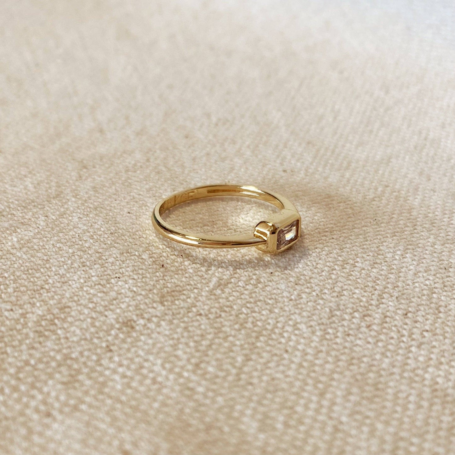 Bague solitaire rectangulaire remplie d'or 18 carats