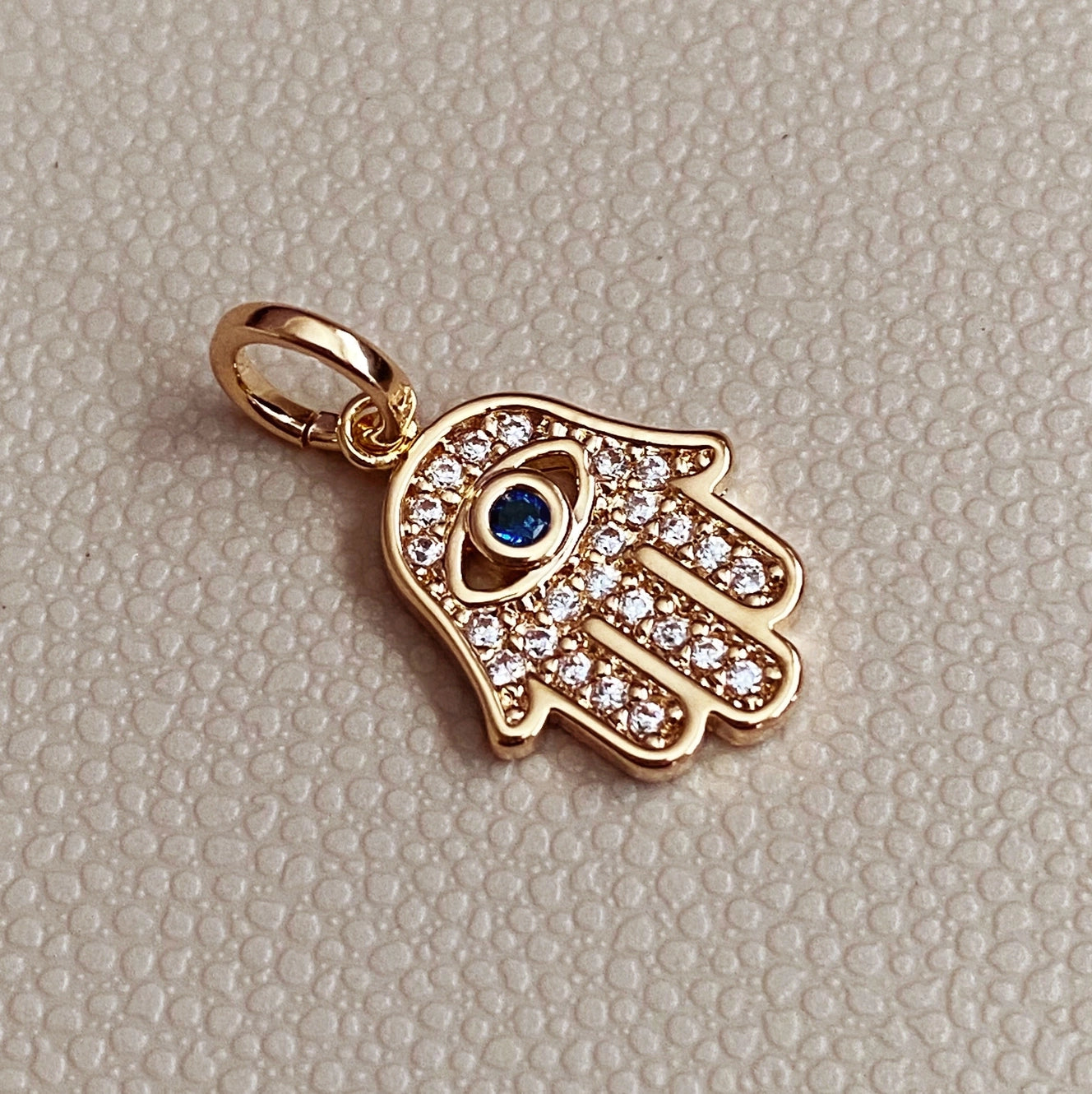 Collier avec chaîne box fine en or et pendentif main de Fatma