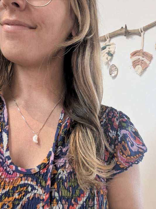 Collier avec chaîne en argent et pendentif perle